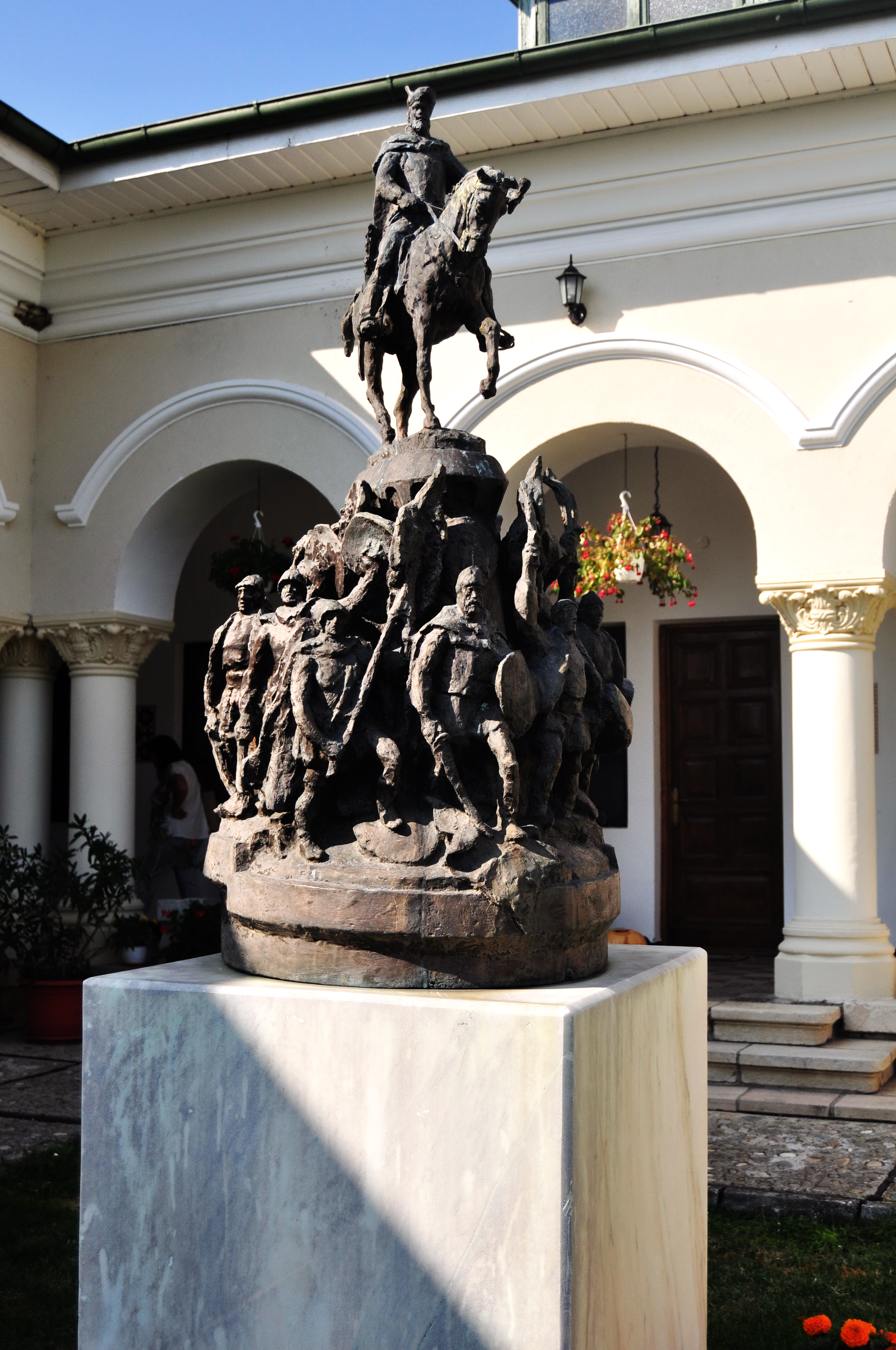 Statuia lui Mihai Viteazul. Mânăstirea Dealu