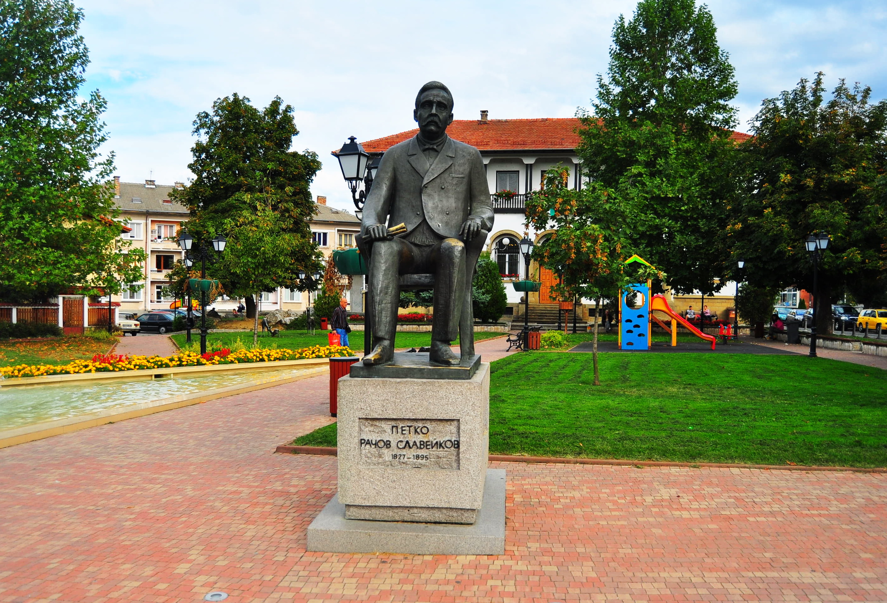 Statuia lui Petko Slaveykov. Tryavna. Bulgaria