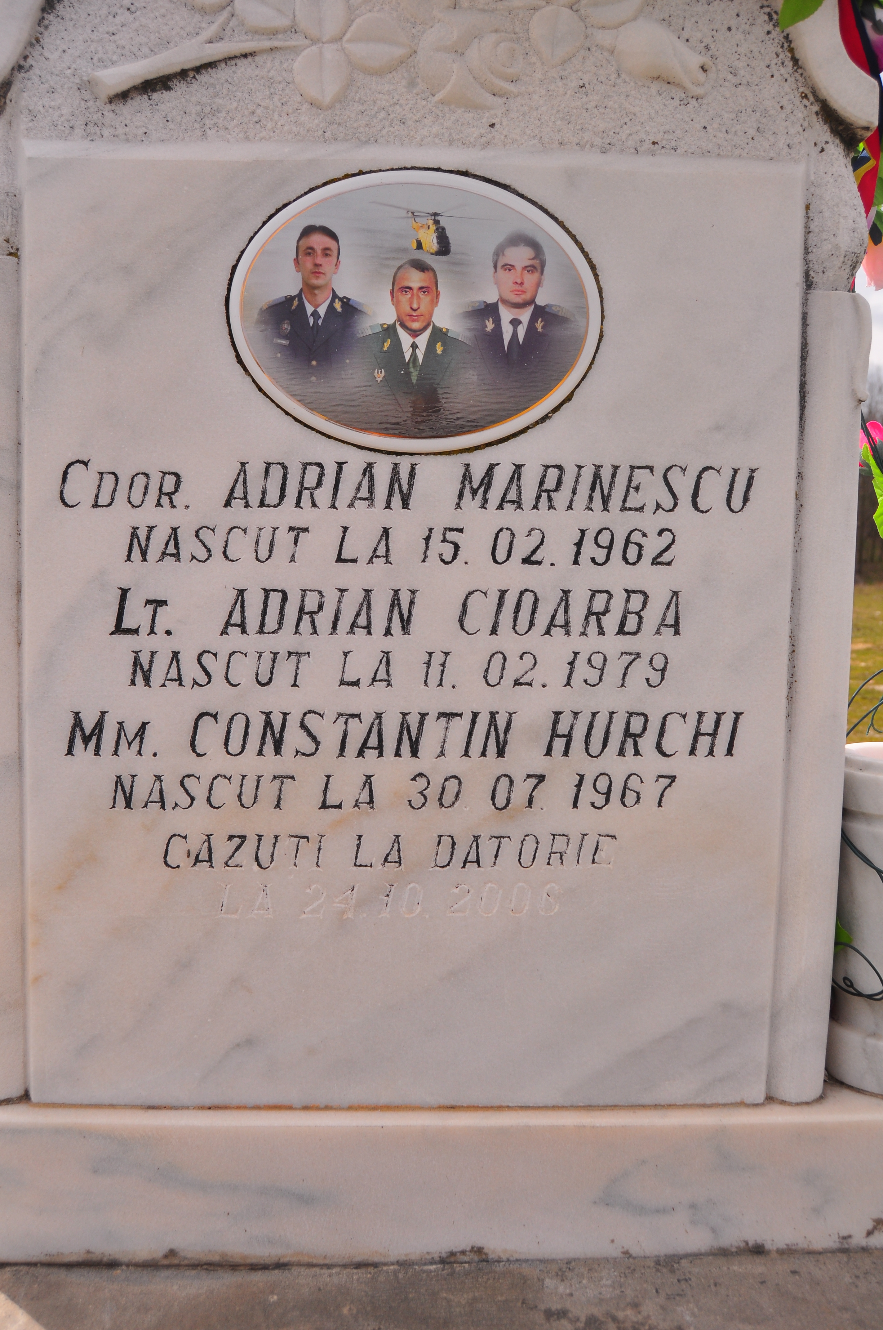 Monument funerar ridicat în victimelor accidentului din 2006 de la Barajul Golești