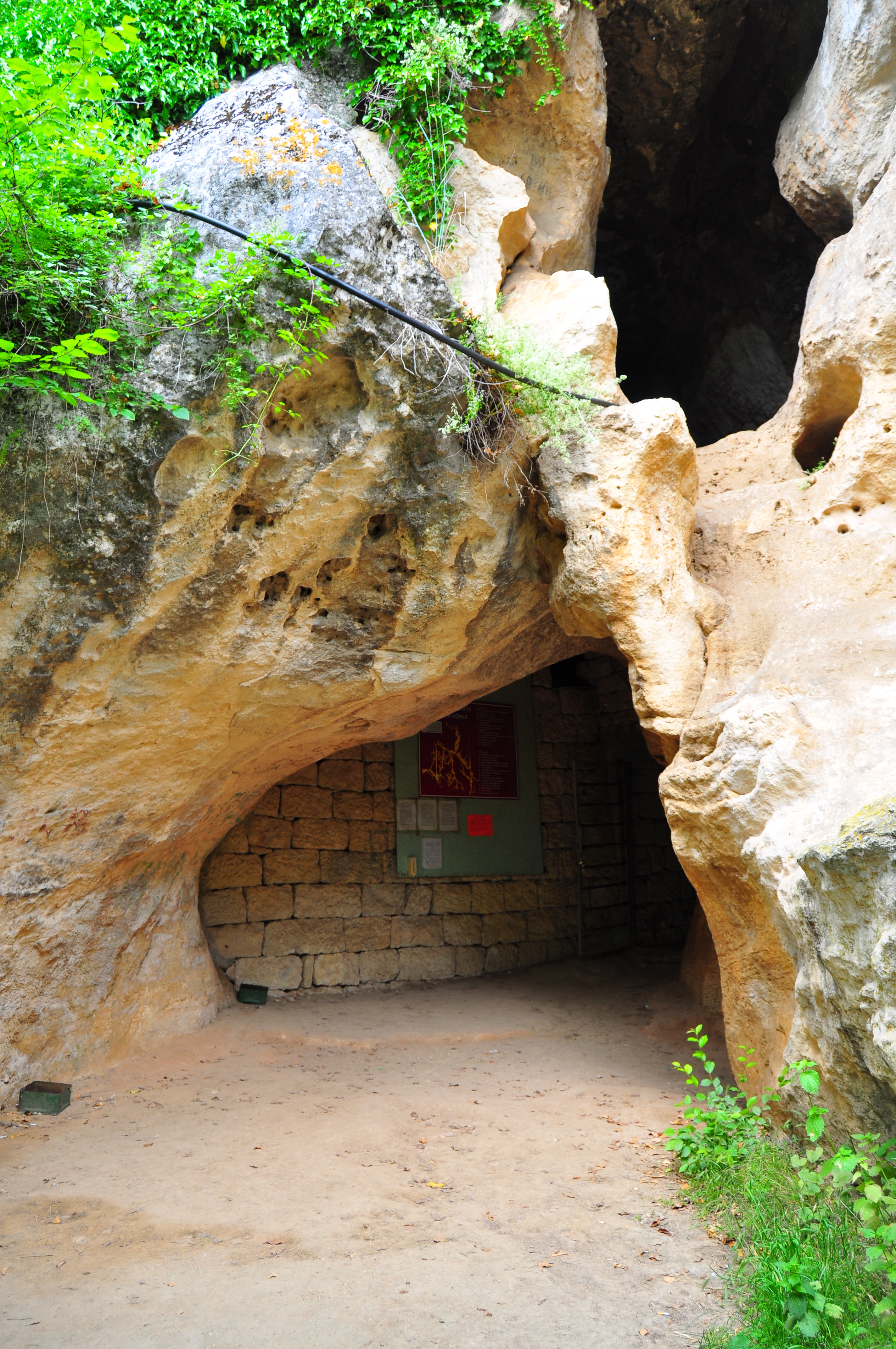 intrarea în Peștera Orlova Chuka
