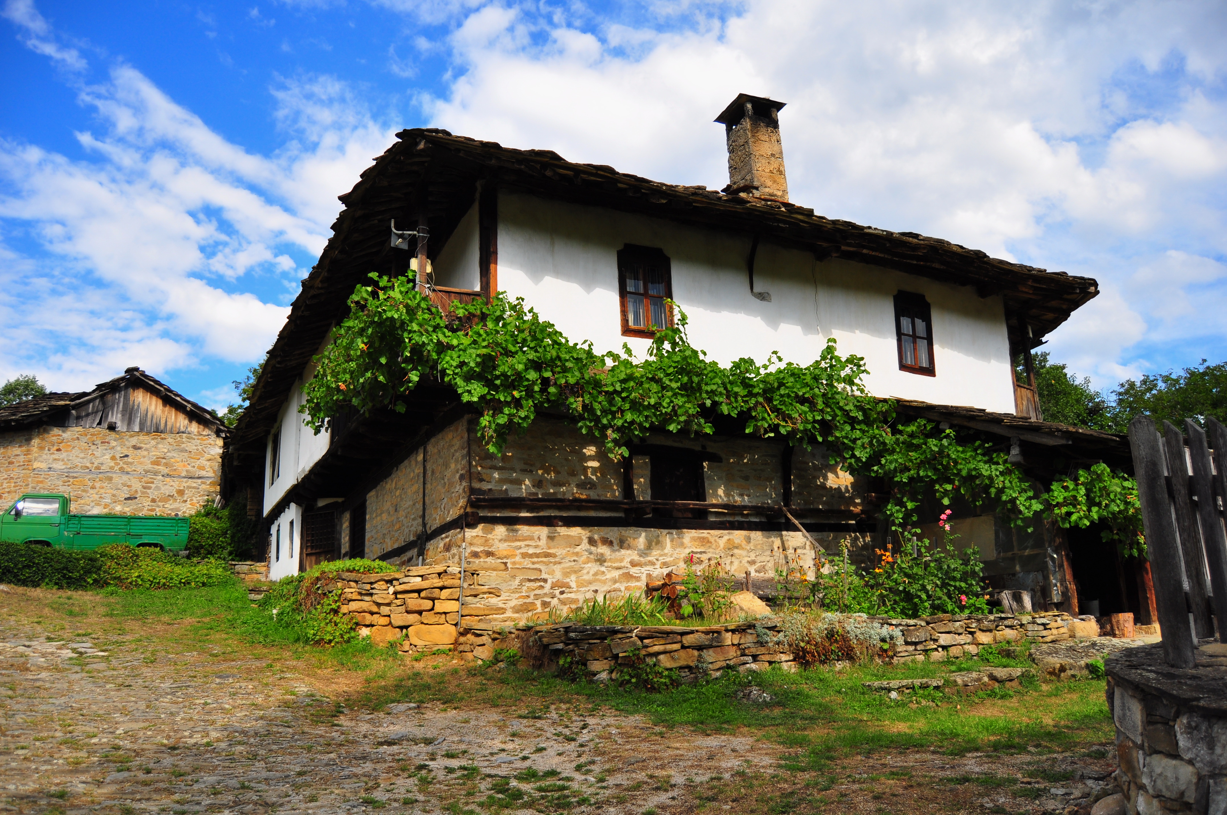 casă tradițională, construită pe două niveluri, din Bojentsi