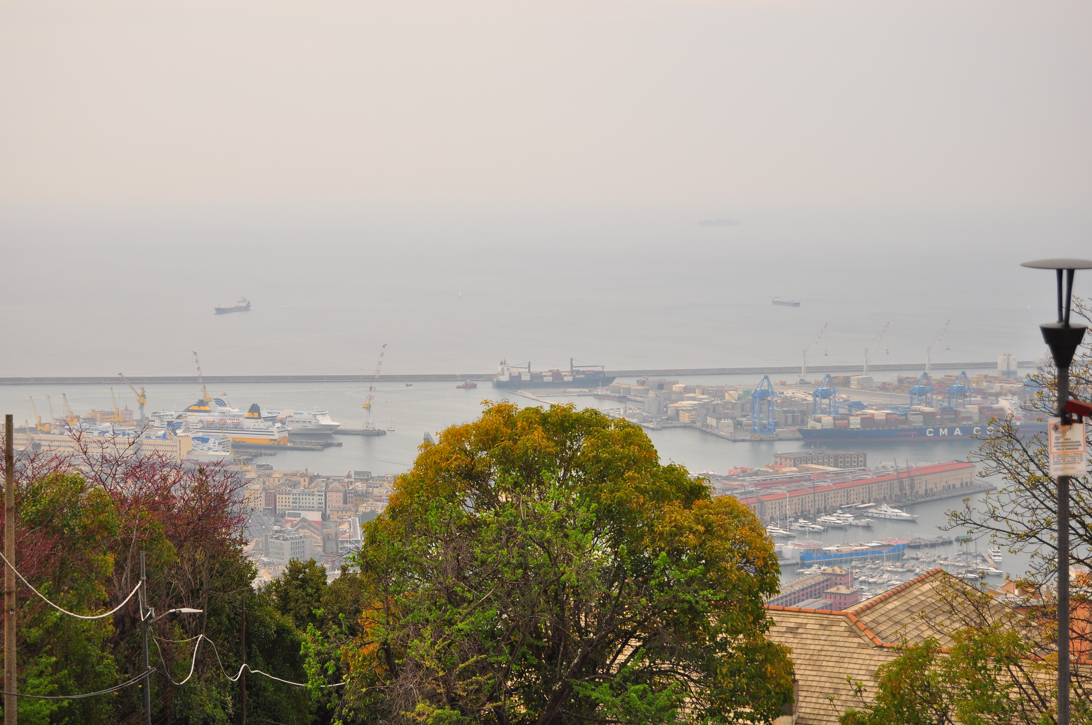 vedere asupra portului de la capătul funicularului Zecca–Righi. Genova